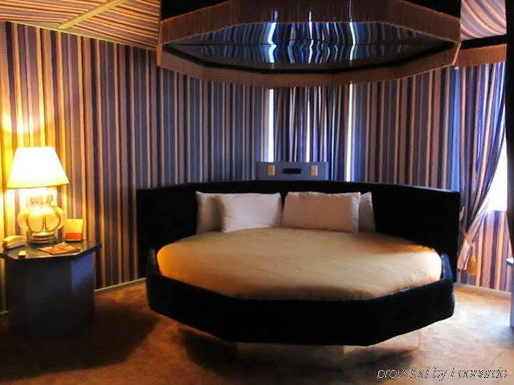 Red Carpet Inn Fanta Suites Hotel Greenwood Dış mekan fotoğraf