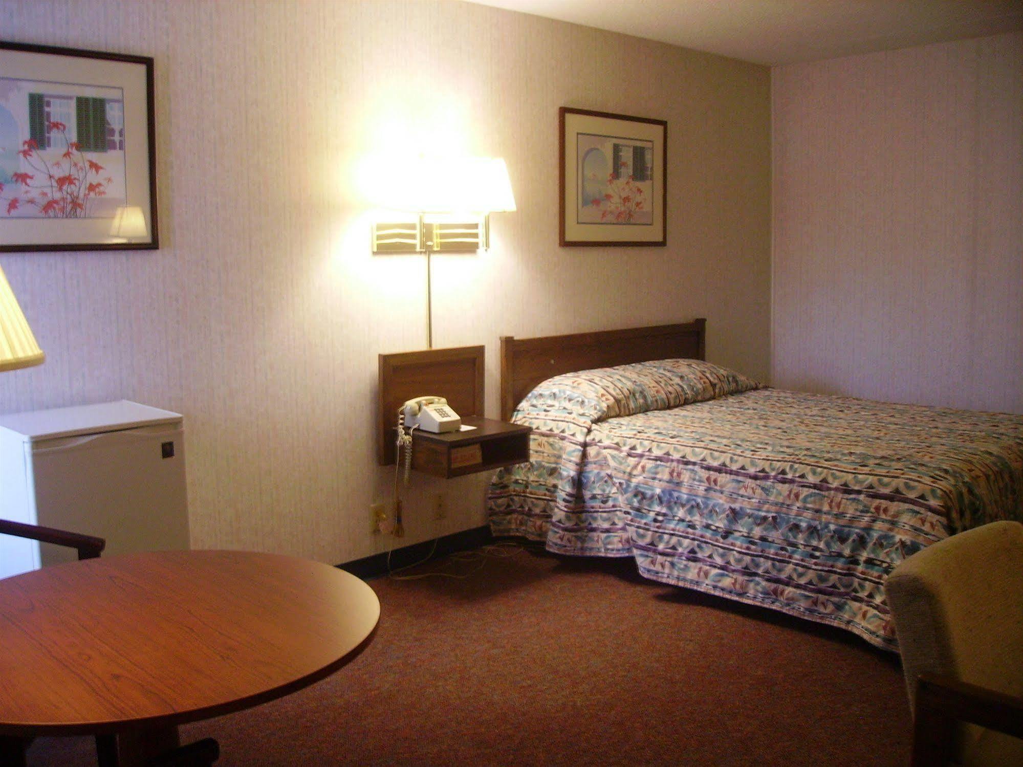 Red Carpet Inn Fanta Suites Hotel Greenwood Dış mekan fotoğraf