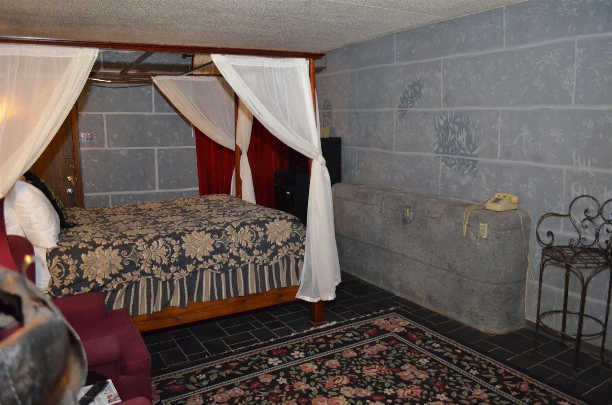Red Carpet Inn Fanta Suites Hotel Greenwood Dış mekan fotoğraf