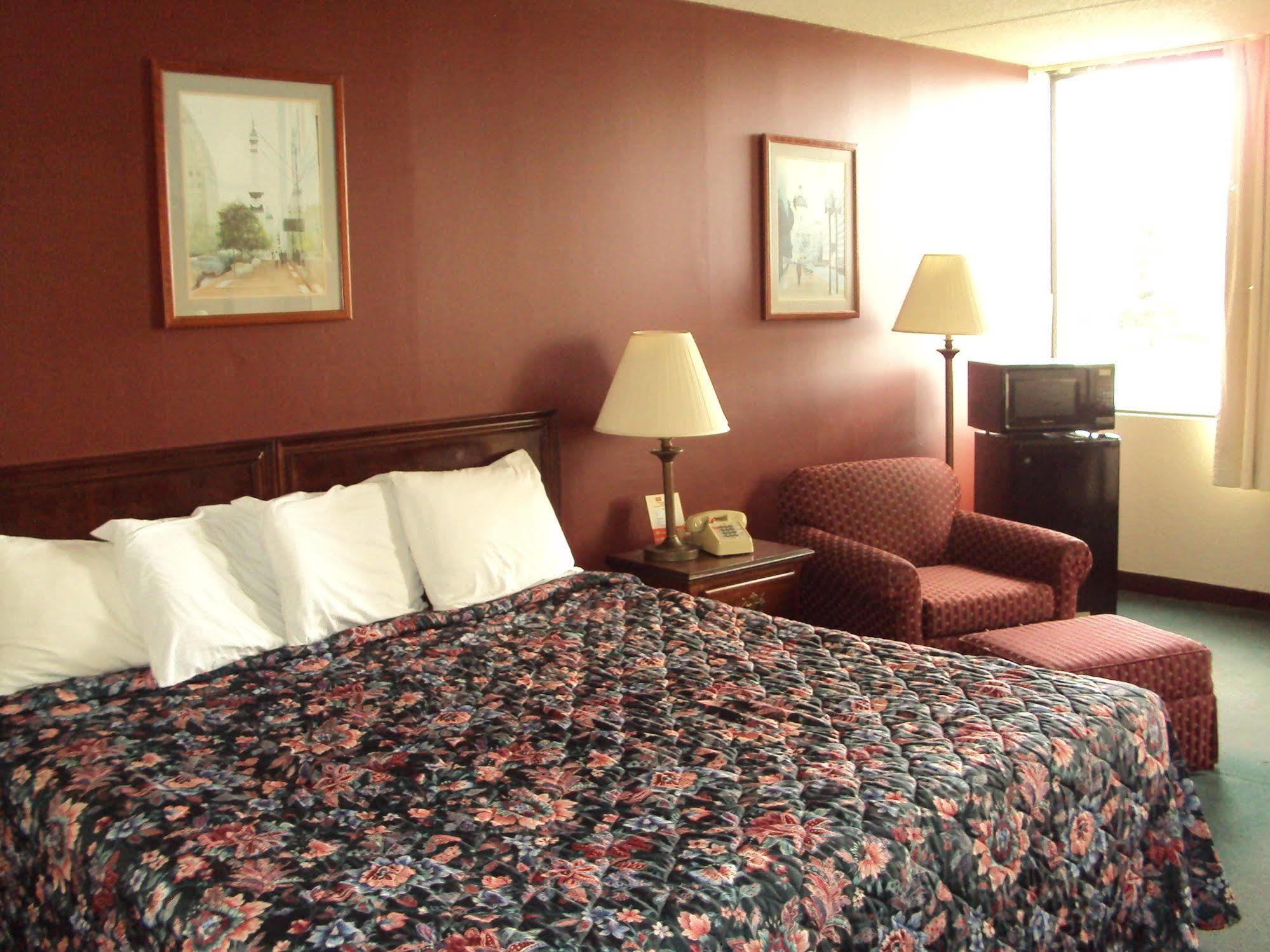 Red Carpet Inn Fanta Suites Hotel Greenwood Dış mekan fotoğraf